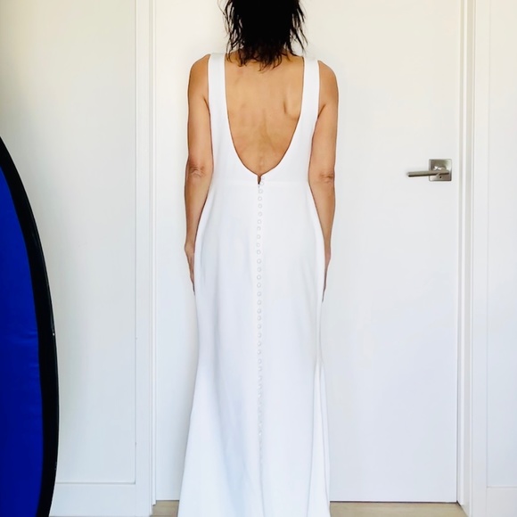 Simple white wedding dress with bateau neckline - Picture 8 of 10